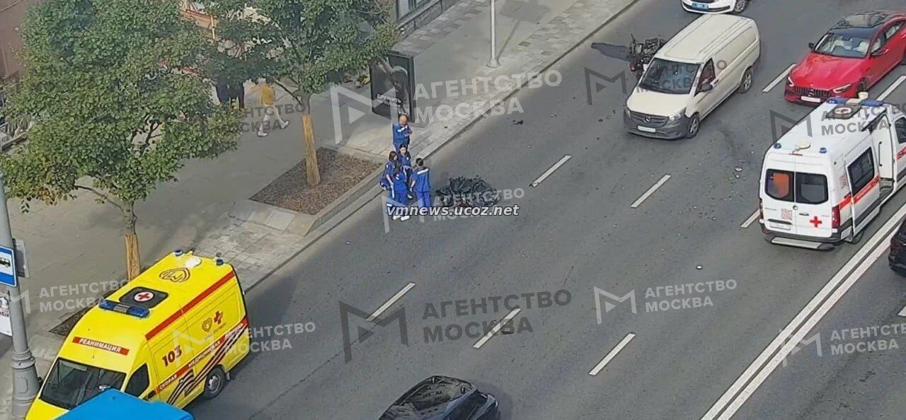 Мотоциклист погиб при столкновении со скорой помощью в центре Москвы