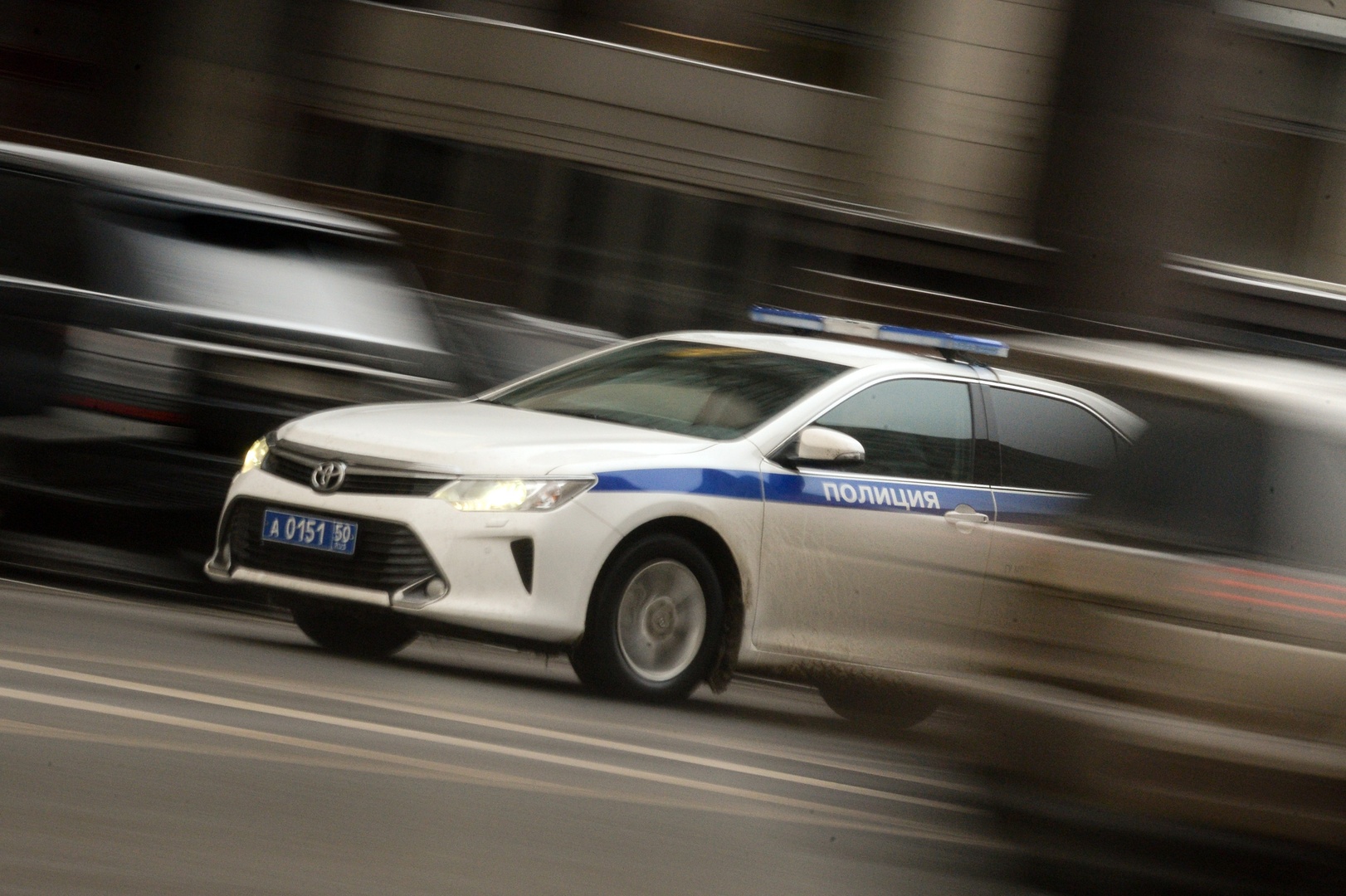 Porsche Cayenne врезался в столб на западе Москвы