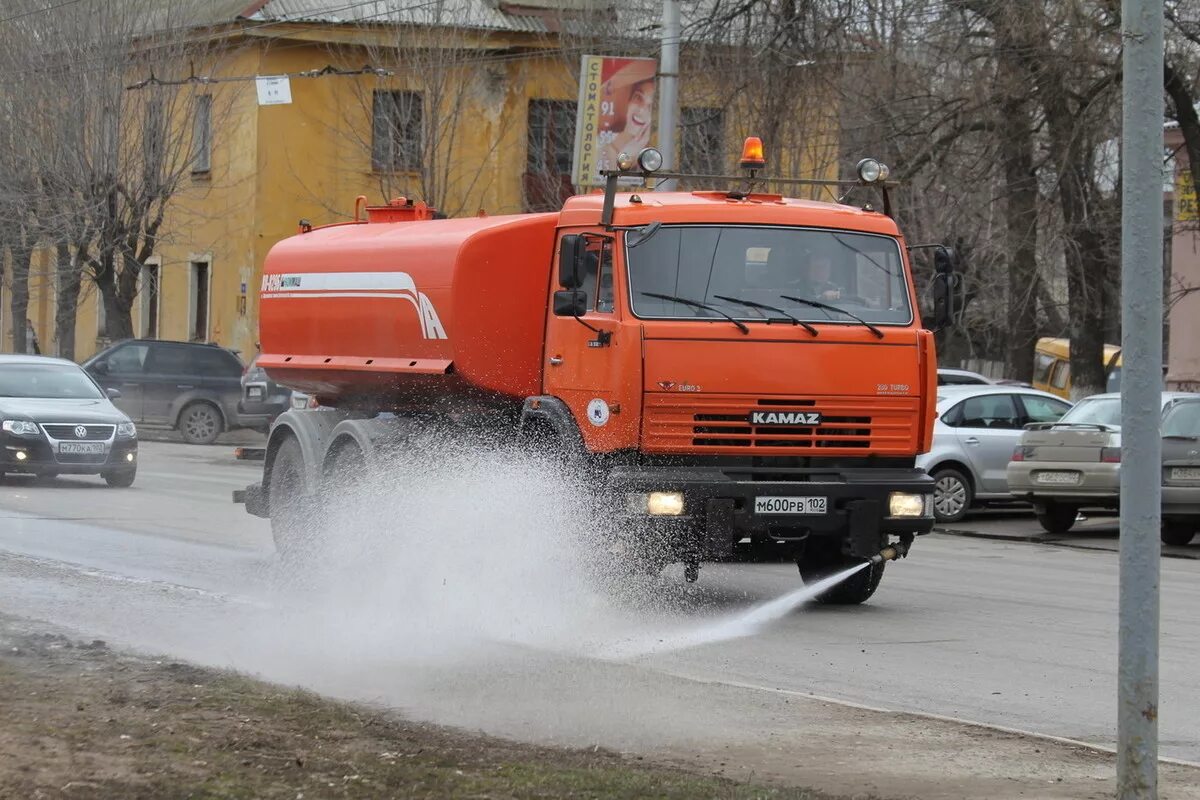 В Москве началась первая в году масштабная промывка дорог после зимы