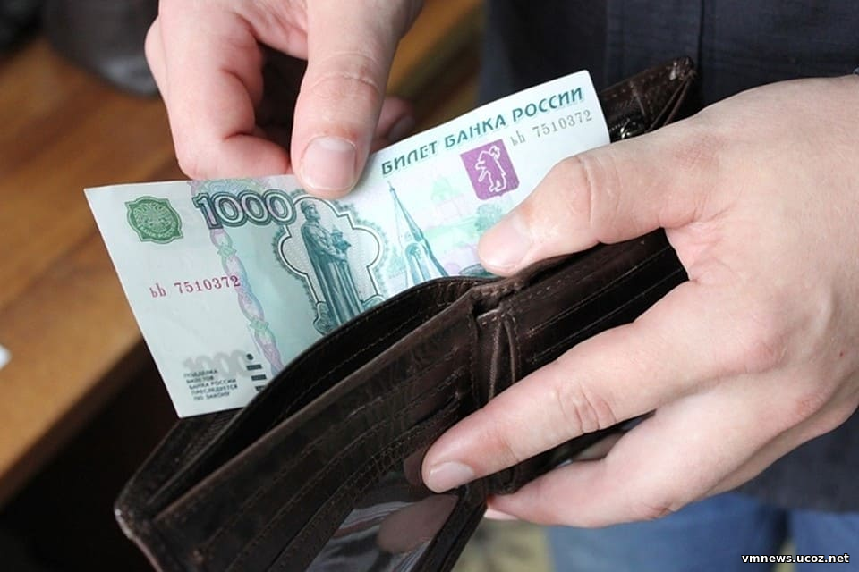 Россиян штрафуют за неприличный жест: суд признаёт «средний палец» оскорблением
